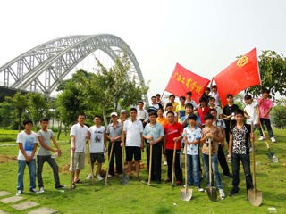 学校部分师生员工积极参加植树活动