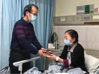 广西工商学校何器同志到医院慰问抗美援朝亲属