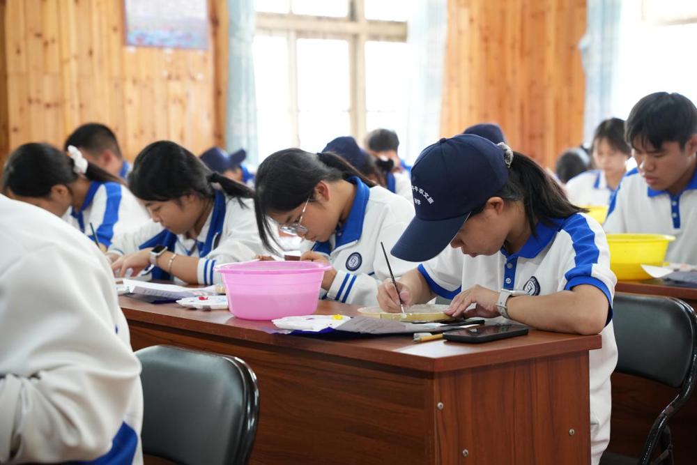 师生体验农民画实操