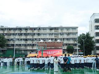 五星红旗下，共筑国防长城——广西工商学校开展国家安全教育主题升旗仪式