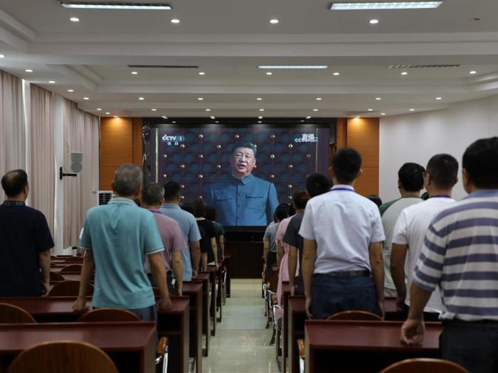 广西工商学校组织全校师生收看纪念中国人民抗日战争暨世界反法西斯战争胜利80周年大会