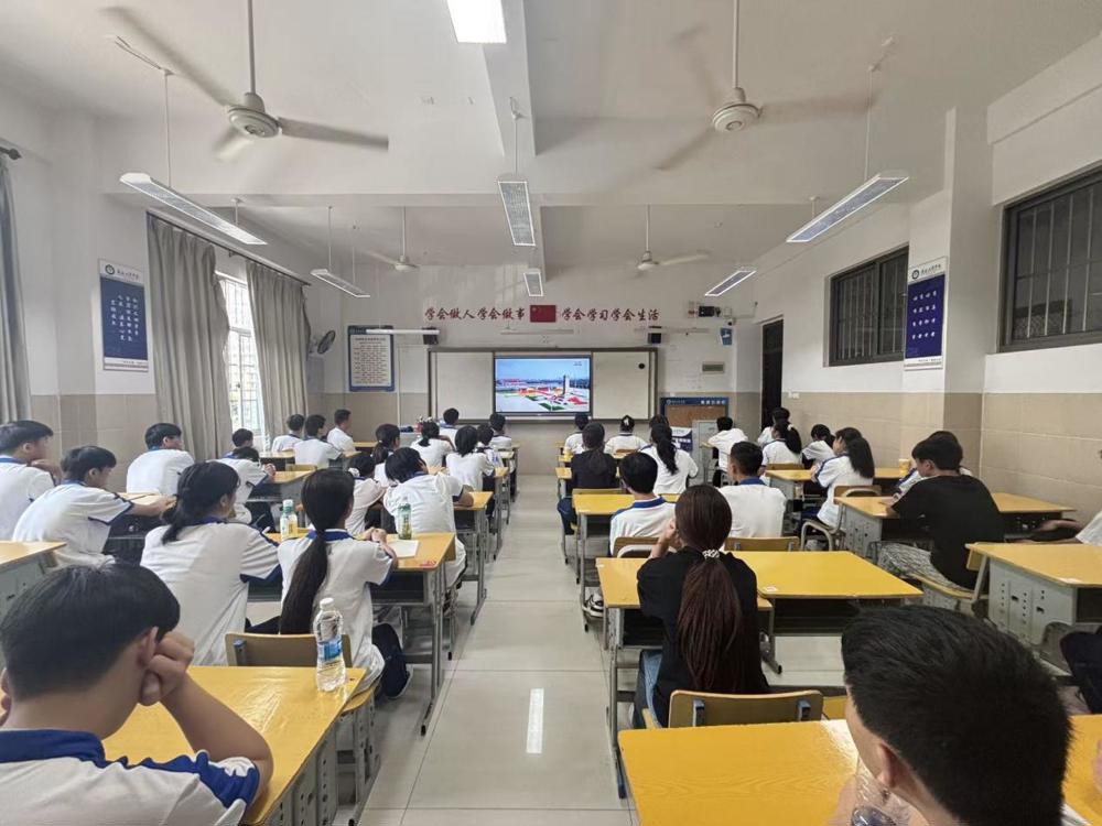 学生观看