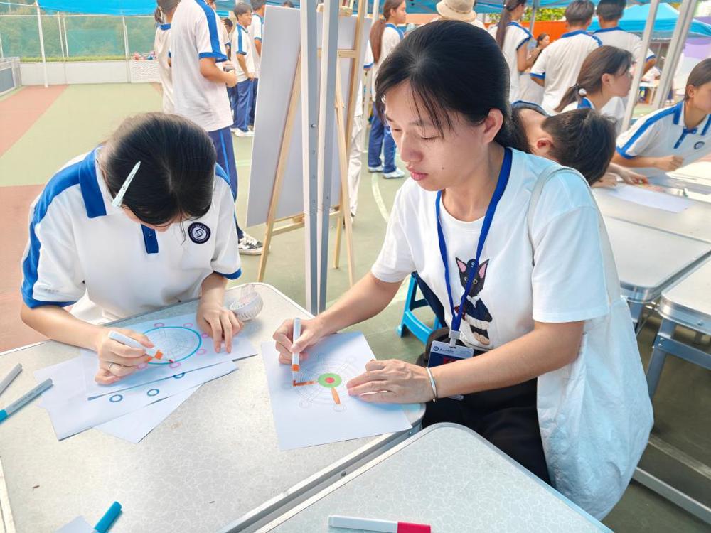 师生一同参加心理健康游园活动1