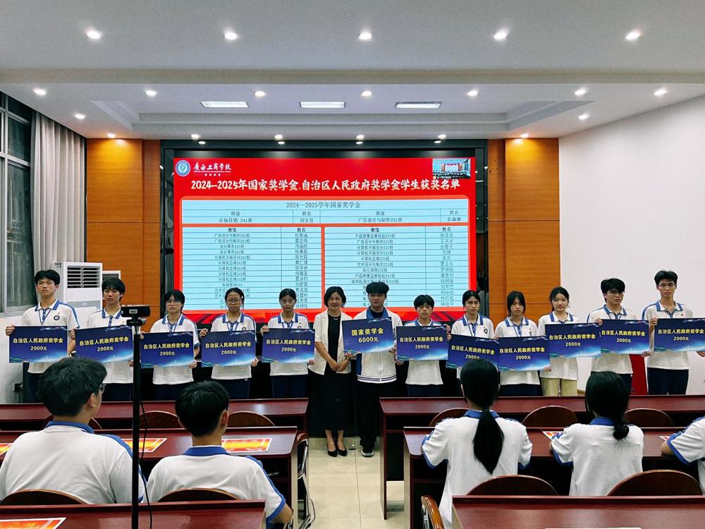 学校校长李洁为获奖学生颁奖