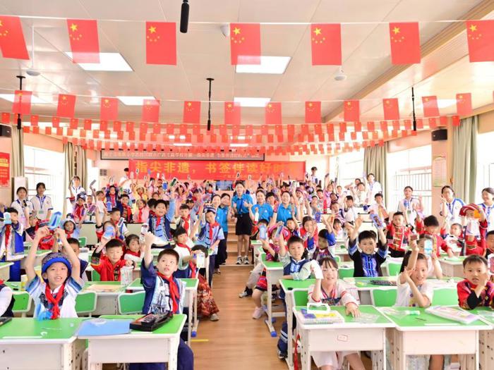 指尖传非遗，书签载文脉｜我校数字艺术专业群走进高新小学西校区开展社会服务